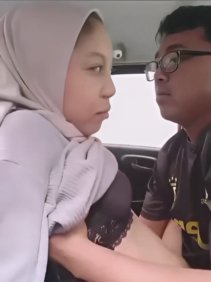 Genjot Pacar Hijab di Mobil Goyang