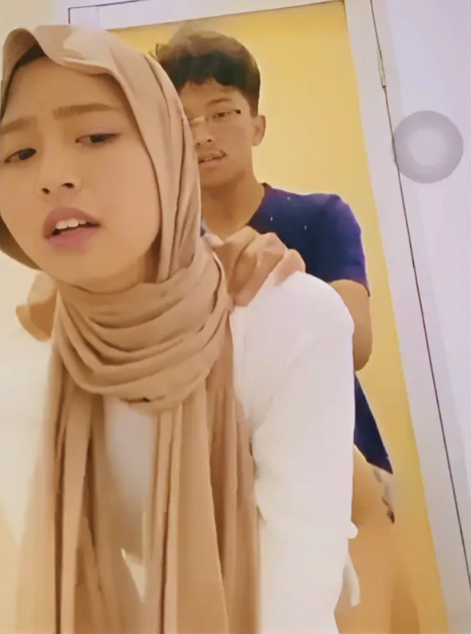 Rekaman ABG Jilbab di Toilet Kampus