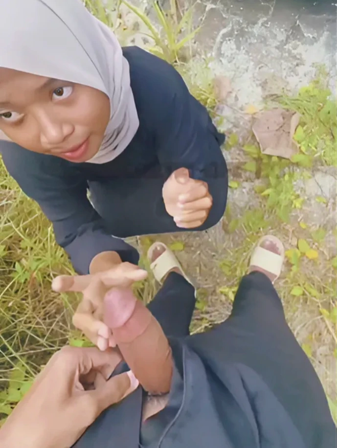 Ukhti Kebelet Isep di Pinggir Jalan