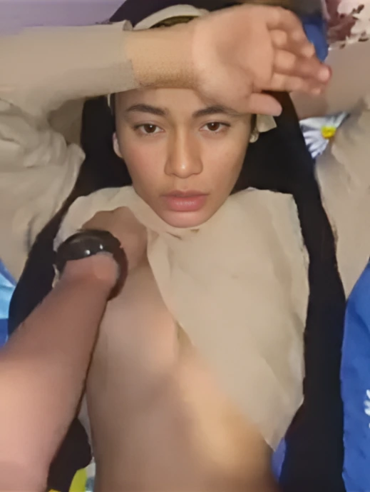 Unboxing Memek Perawan Crotin di Luar