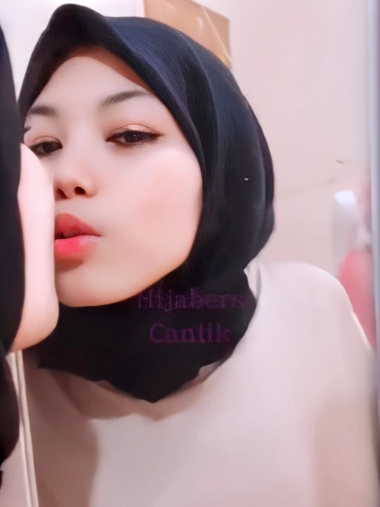 Saking Sange nya Sampe Cium Cermin
