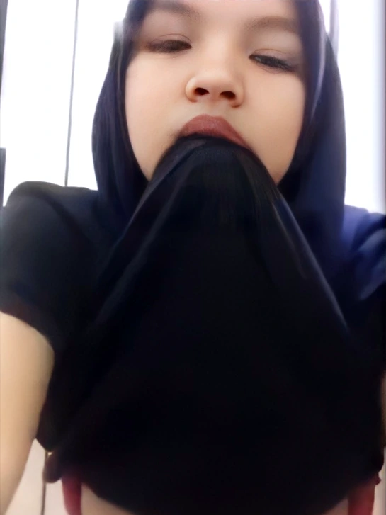 Live Telanjang Gigit Baju Pamer Susu