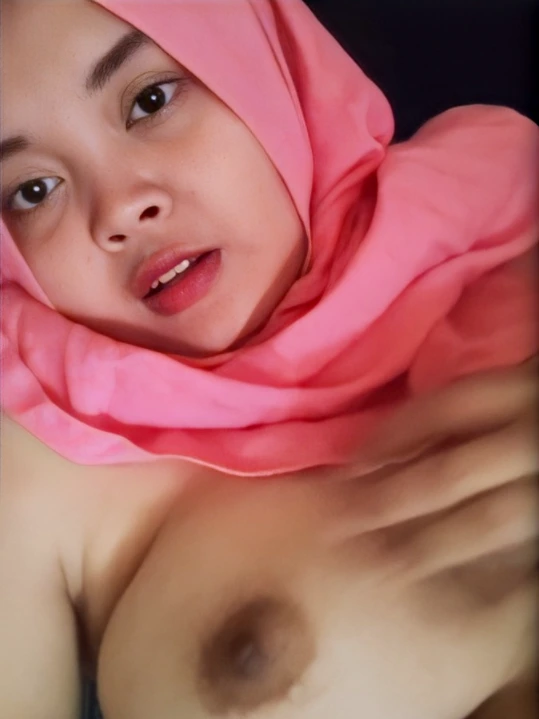 Tante Rebahan Sambil Colok Pake Botol