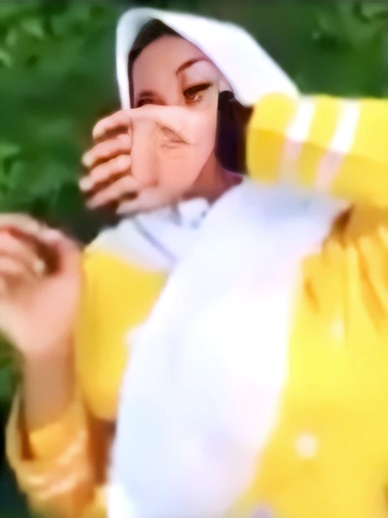 Gadis Kerudung Kesakitan Entod di Kebun