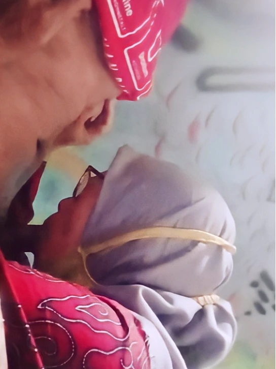 Bunda Nyepong Sambil Mainin Uting