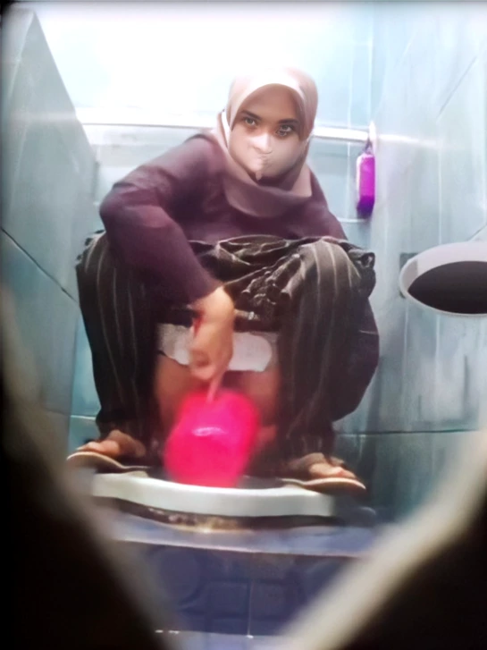 Intip Hijab Pipis di Kamar Mandi