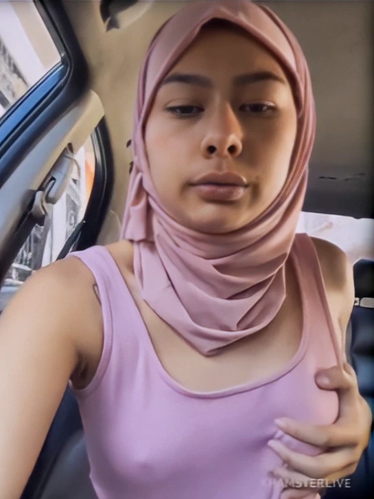Main di Mobil ama Tante Jilbab Cantik