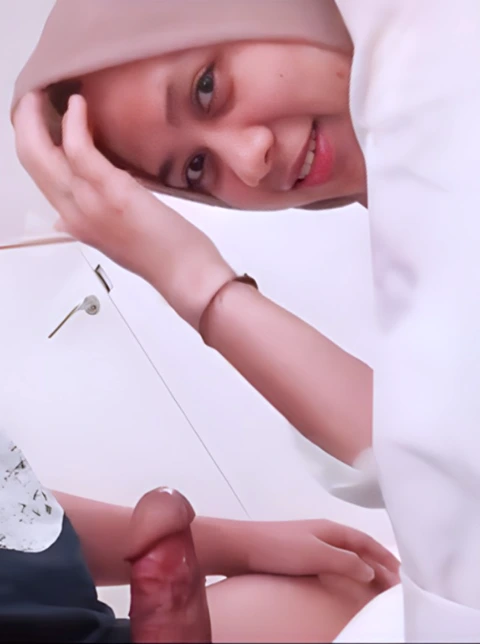 Tocil Senyum2 Suruh Emut Otong Pacar di WC