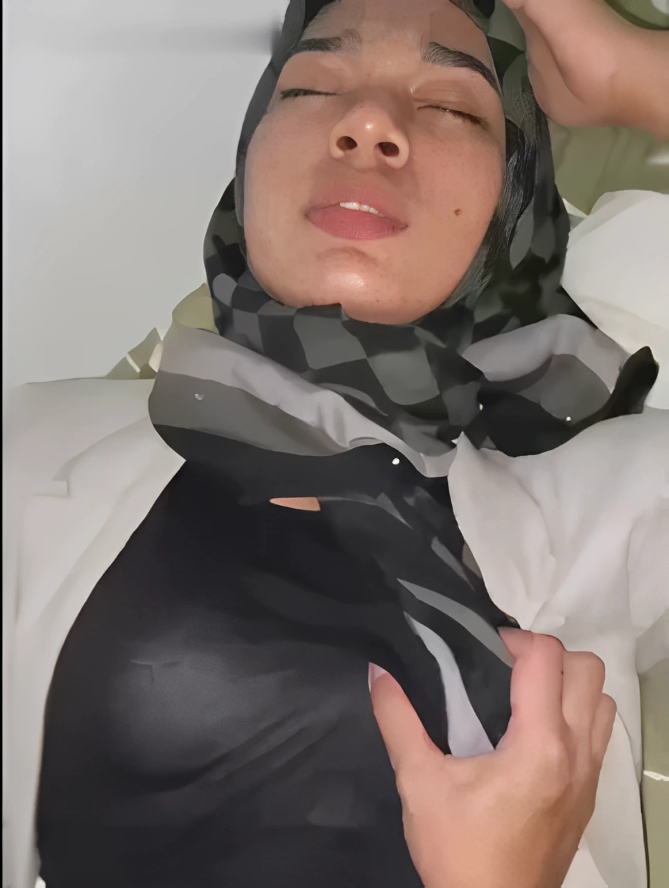 Genjot Tante Jilbab Pasrah di Entod 